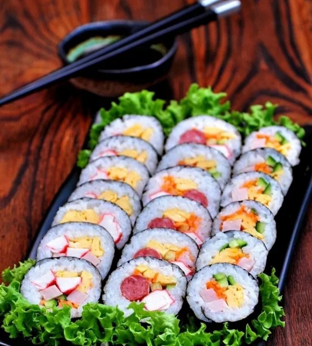 Побывав в Корее вы должны попробовать десятки кимбапов. 