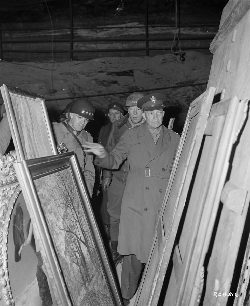 12.04.1945. Генералы Эйзенхауэр, Брэдли и Паттоном осматривают соляную шахту Меркерс. 