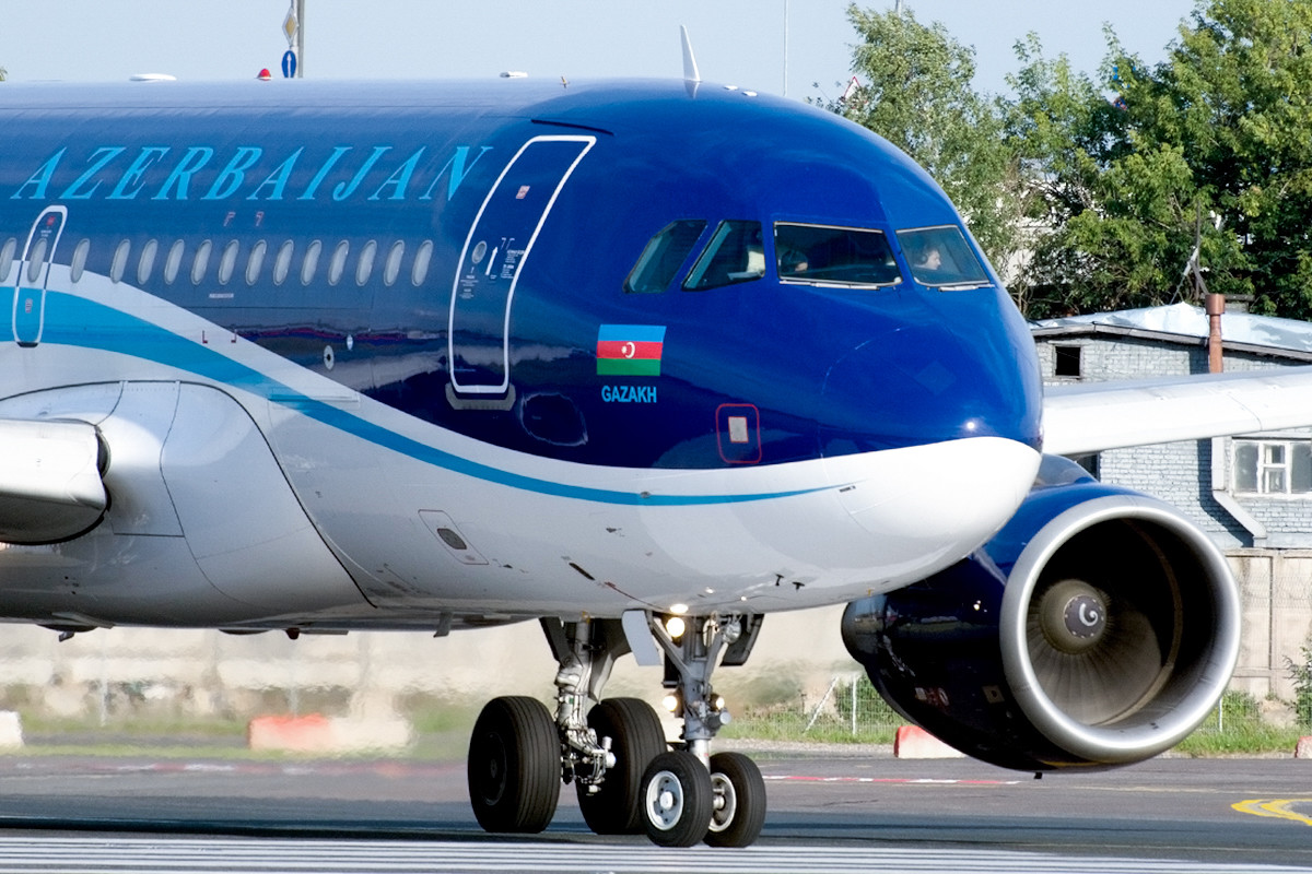 Baku avia. Азербайджанская авиакомпания AZAL. Самолет Азербайджан Хава Йоллары. Airbus a319 АЗАЛ. AZAL Airlines самолеты.