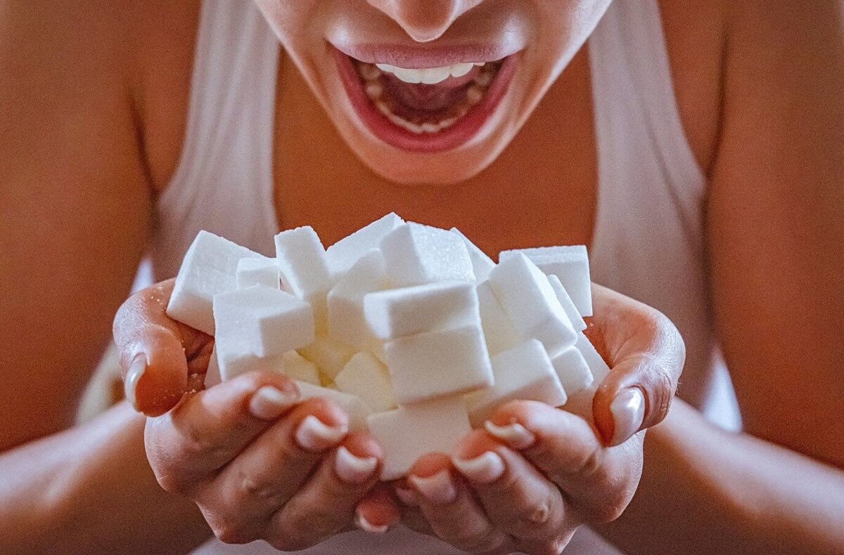    Полностью переходить на диету без сахара не стоит, но ограничить его употребление нужно