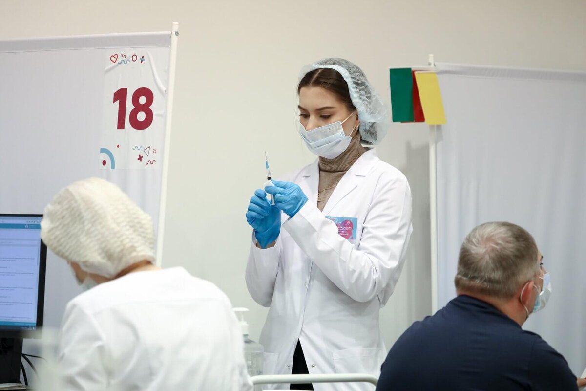    Работа центра вакцинации от коронавируса в ГУМе.