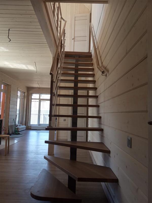 лестница на металлическом основании