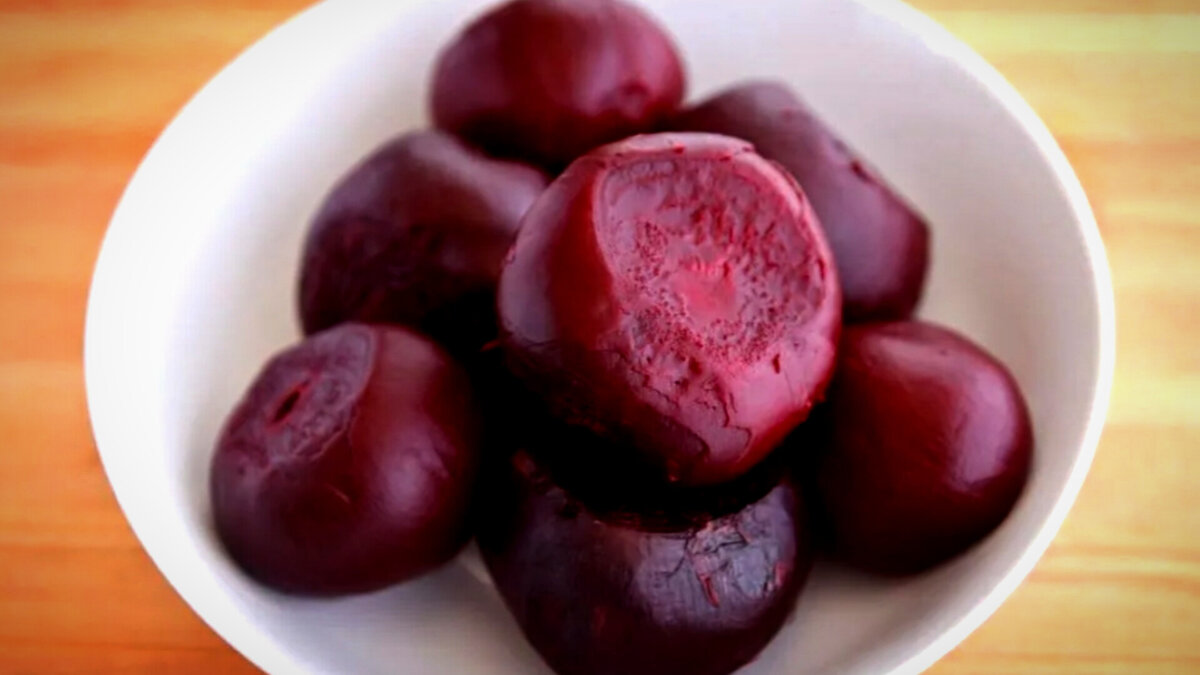 Вареная свекла рецепты что. Свекла очищенная. Вареная свекла. Свекла вареная очищенная. Свекла отварная.