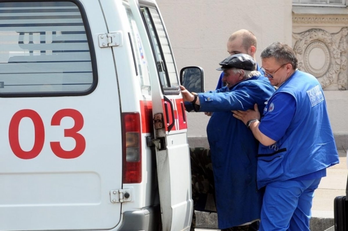    По словам жителей, в посёлке много пенсионеров, у которых нет своего автомобиля. Скорая добирается долго, а ещё и дороги не всегда почищены от снега.