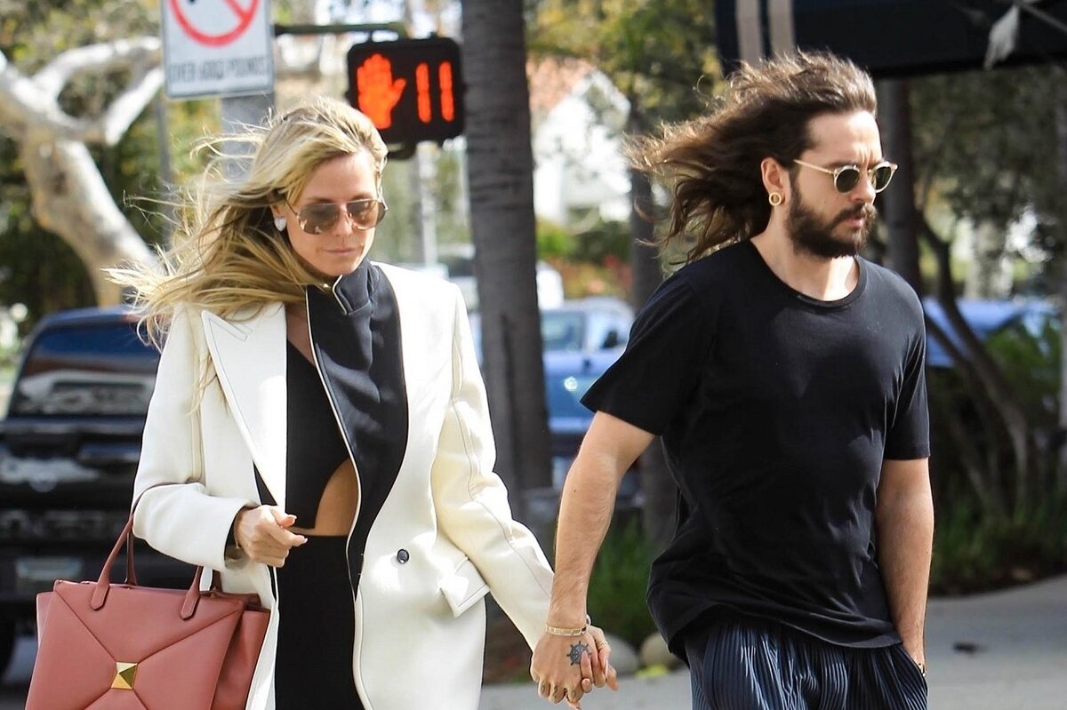     С чем носить белое пальто — отвечает Хайди Клум