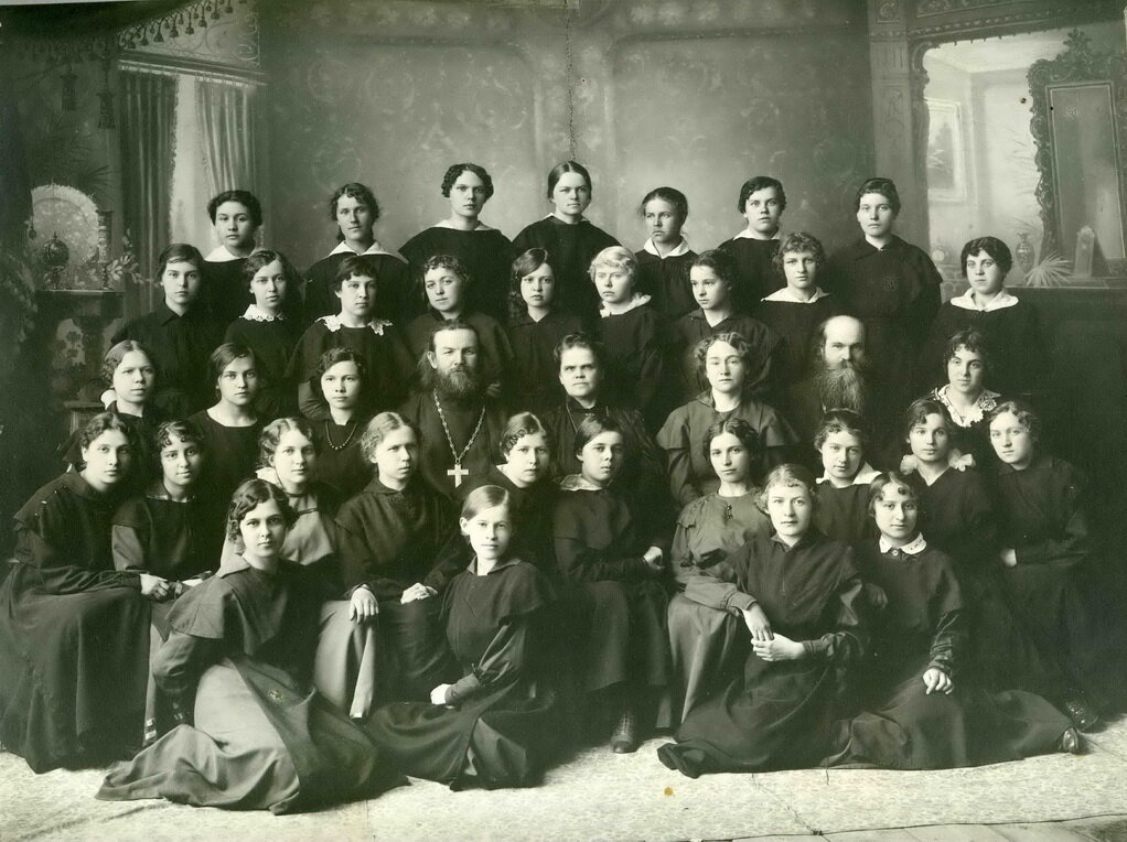Учащиеся и педагоги Нижнетагильской Павло-Анатольевской женской гимназии. 1917 г.
