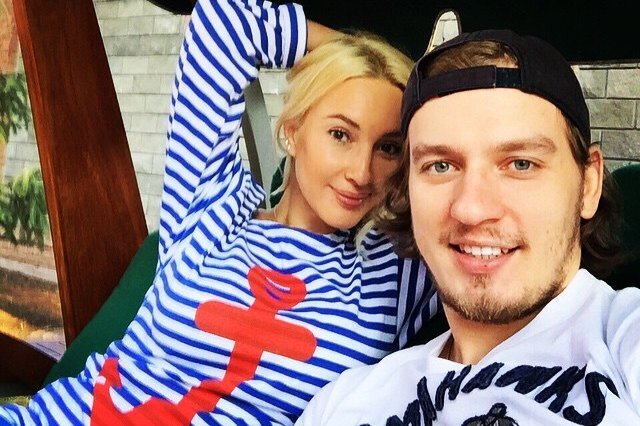     «Лера, молодец! Моложе мужа выглядишь»: Кудрявцева произвела фурор, показав на семейное фото