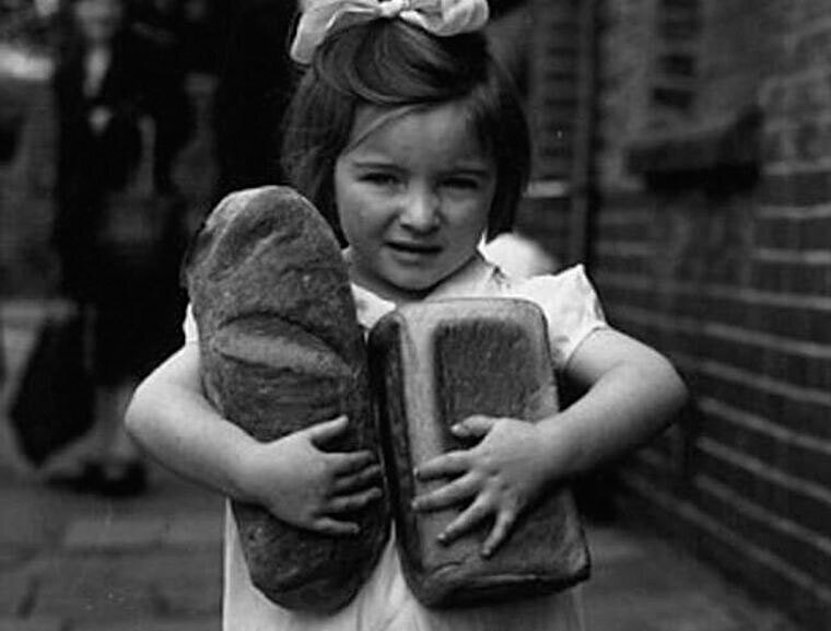 Во время блокады Ленинграда, длившейся с сентября 1941 года по январь 1944 года, хлеб стал невероятно ценным товаром для жителей города.-2