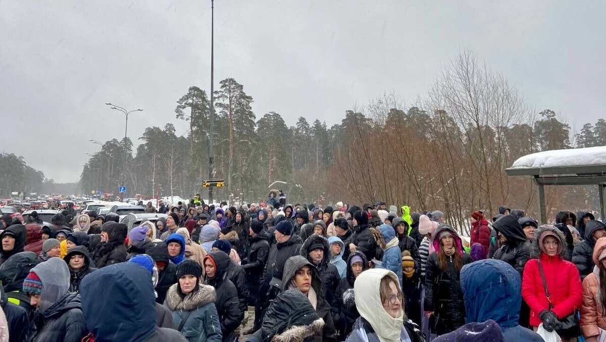     В Казани после Масленицы на озере Лебяжье на остановке образовалась огромная очередь. Об этом с места событий сообщает корреспондент Inkazan.