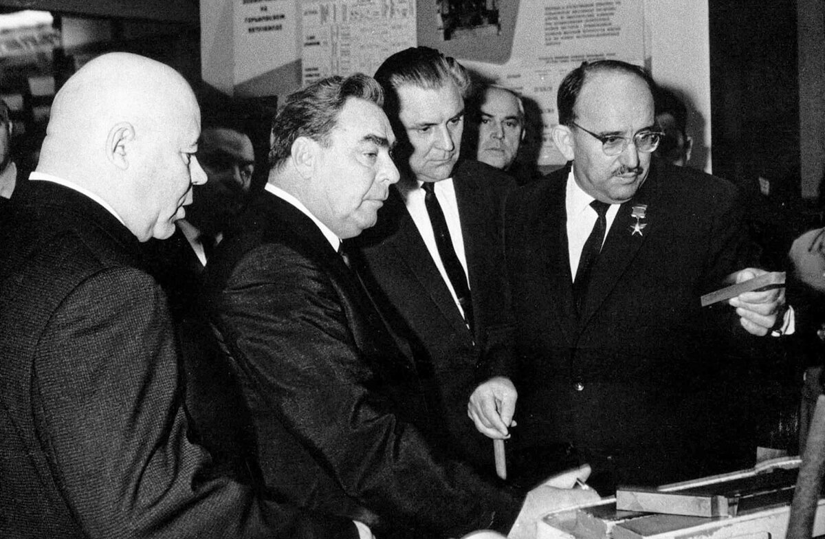 Здесь они с Брежневым пока ещё на "одной волне". Фото http://ibirzha.kz.