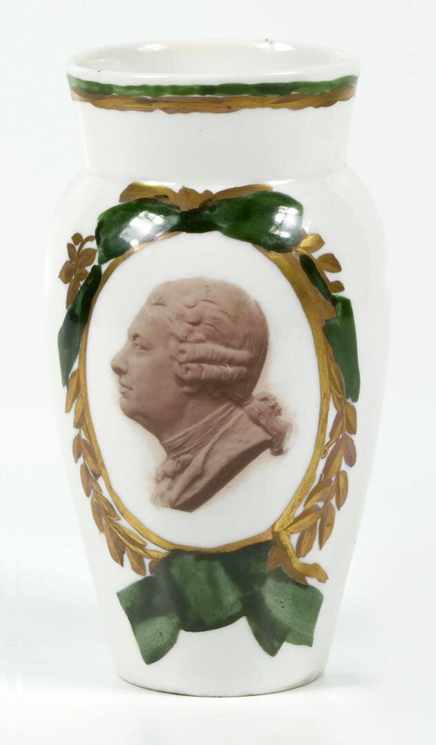 Ваза с портретом М.В. Ломоносова. ЛФЗ, 1946. Автор формы Яковлева С.Е., автор росписи Ефимова А.М. Роспись надглазурная полихромная, позолота, цировка. Размеры: 17,3*9,5 см. Собрание Эрмитажа. Предмет поступил в 2002-м году. Передан в составе коллекции Музея Фарфорового завода. Инв. номер Мз-С-1308. Изображение взято из каталога Эрмитажа. 