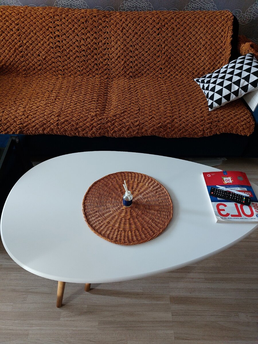 Тут виден размер бОльшего из столиков. Маленький под ним задвинут