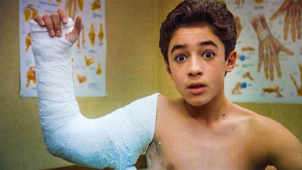 Фильм «Новичок года» (Rookie of the Year) является смешанным жанром, включающим в себя элементы семейного кино, спортивной тематики, фэнтези и комедии. Он был создан в 1993 году режиссером Дэниелом Стерном по сценарию Сэма Харпера.