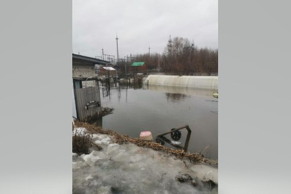     В Воскресенке хозяйство при нескольких домах пострадало из-за засыпанной система отвода воды. Фото предоставлено героями материала