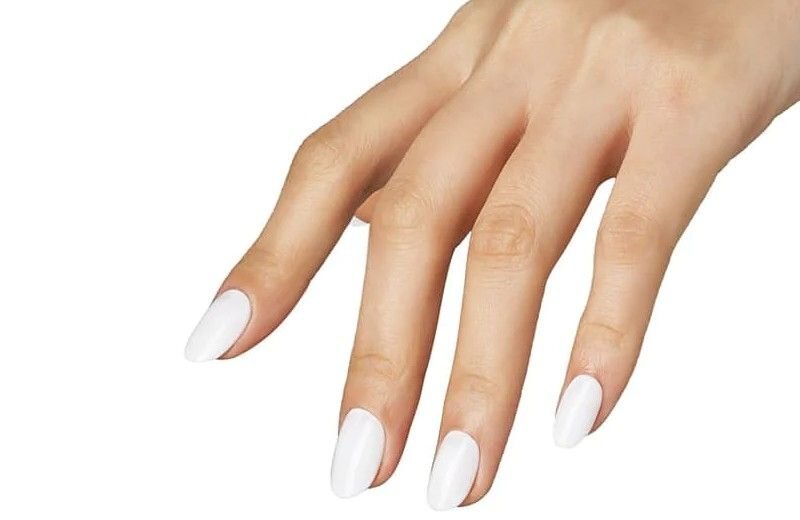 Гель лак белый. Ногти белого цвета. Маникюр с белыми волнистыми линиями. Этиловый цвет ногти белые. Белые ногти значение.