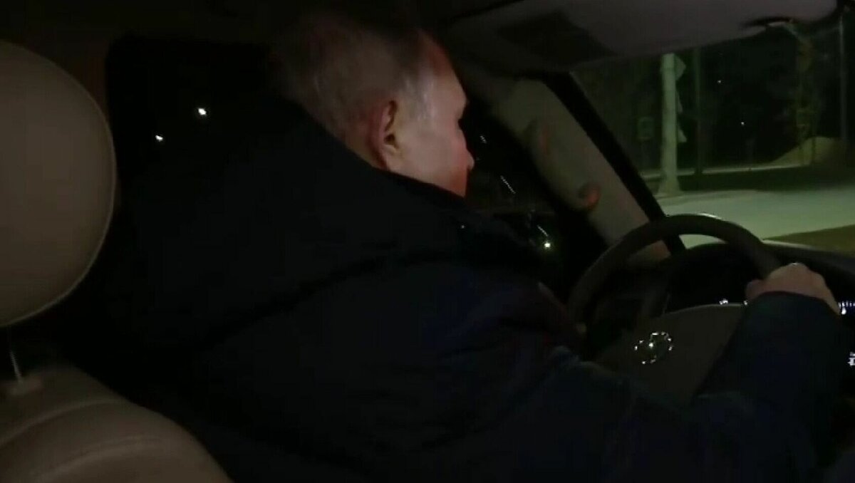     Российский лидер Владимир Путин посетил Мариуполь, где объехал на машине некоторые районы, сообщает пресс-служба Кремля.