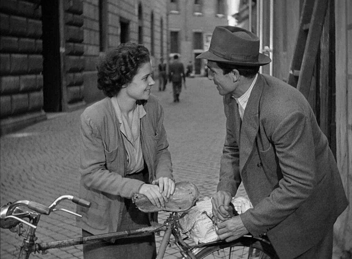 Кадр из фильма "Похитители велосипедов/Ladri di biciclette"