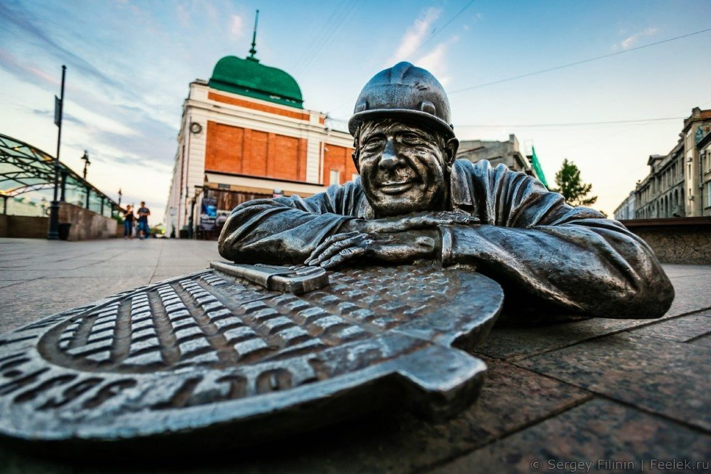 Чем славится омск. Памятник сантехнику Степанычу в Омске. Памятник водопроводчику в Омске. Статуя Степаныча в Омске. Достопримечательности Омской области памятник сантехнику Степанычу.