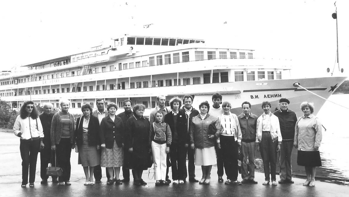 В центре рядом с девочкой стоит молодая особа в моем замшевом пиджаке. Точно такой пошел на цветочки, листья и стебли аппликации на Мамину дубленку. Как  и по какому случаю моя вещь оказалась на даме, здесь я умолчал. Фото сделано моим фотоаппаратом Зенит-ТТЛ/Гелиос-44 в июне 1985 года.