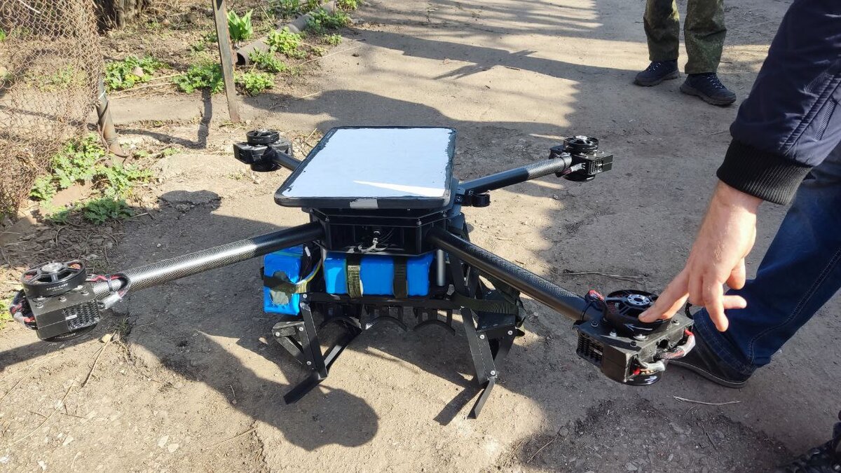 Вот этот белый противень на голове дрона и есть старлинковская антена. А эти синии кирпичи - это аккумуляторы, на борту таких 3 штуки.