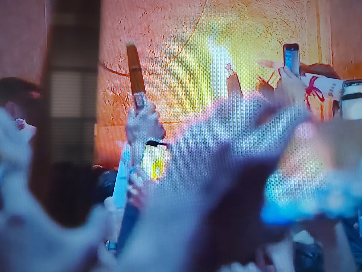 Народ в храме дождались схождения огня.( фото с тв, качество не очень).