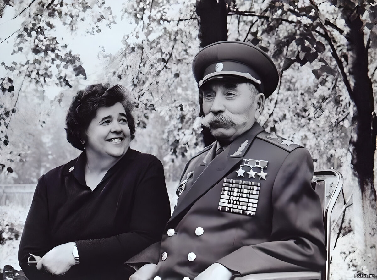Семен Буденный и его третья супруга Мария 