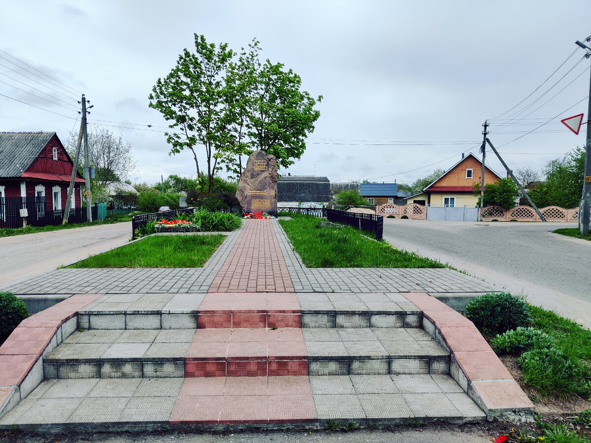 За памятником начинается улица Вечеркевича.