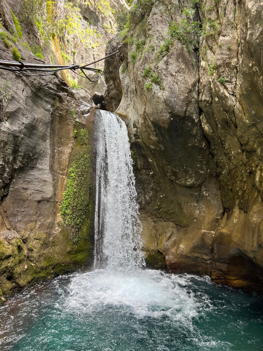Водопад в конце маршрута, где можно покупаться