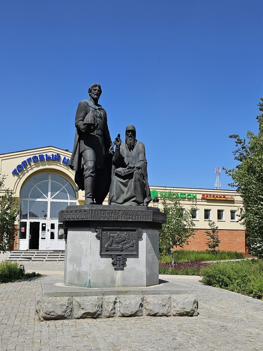 Памятник Преподобному Савве Сторожевскому и князю Юрию Звенигородскому (все фото автора)