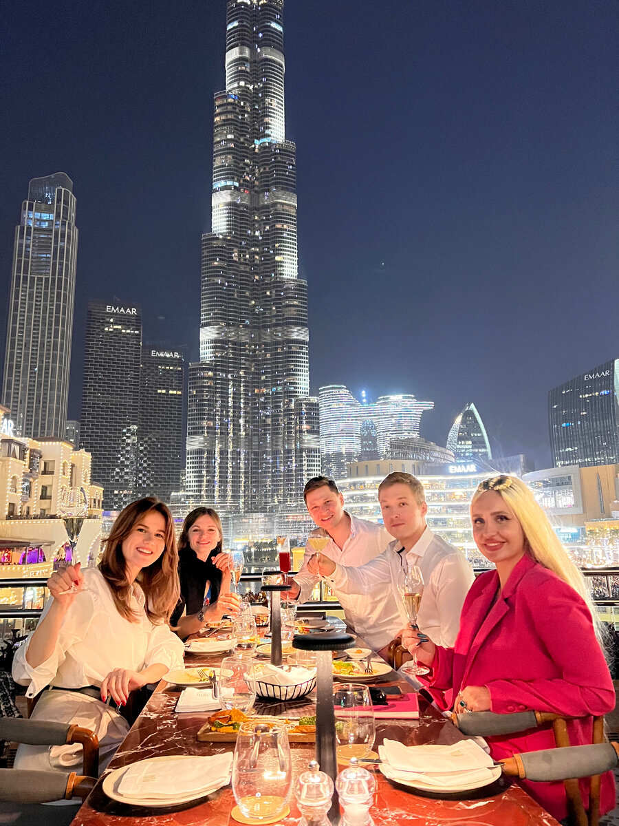 Фотография с празднования дня рождения с новыми друз