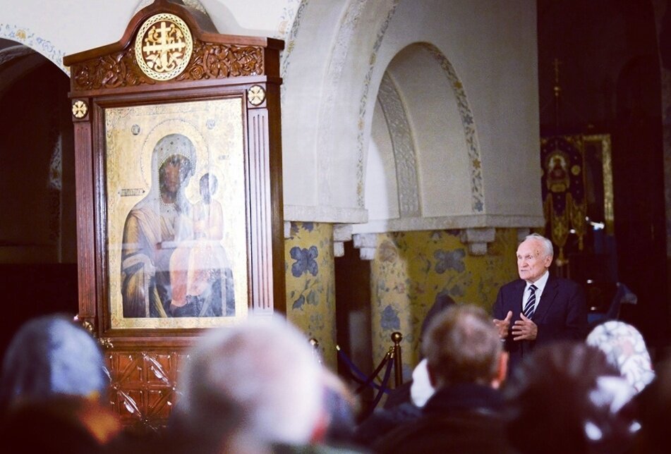 Алексей Ильич Осипов читает лекцию в храме.
