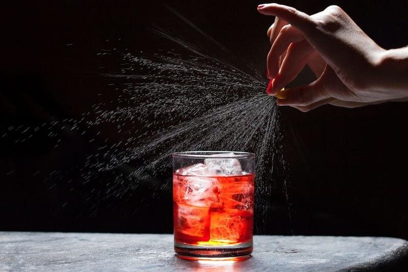 Наполни рокс кубиками льда доверху
Налей в бокал красный вермут 30 мл и красный биттер 30 мл
Добавь джин 30 мл и размешай коктейльной ложкой
Укрась апельсиновой цедрой