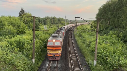 Снимаю поезда на закате после дождя. Старичок ВЛ80Т с хозяйственным поездом. Пассажирские поезда следующие на север страны