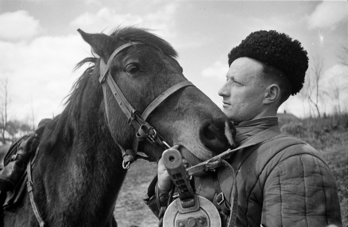 Казак с ППШ у своего коня