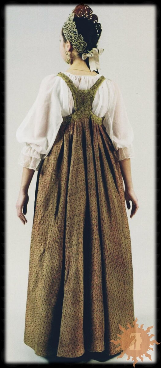 Сарафан. Конец XVIII века. Выставка русского народного костюма XVIII-XIX веков «Во всех ты, душенька, нарядах хороша».
