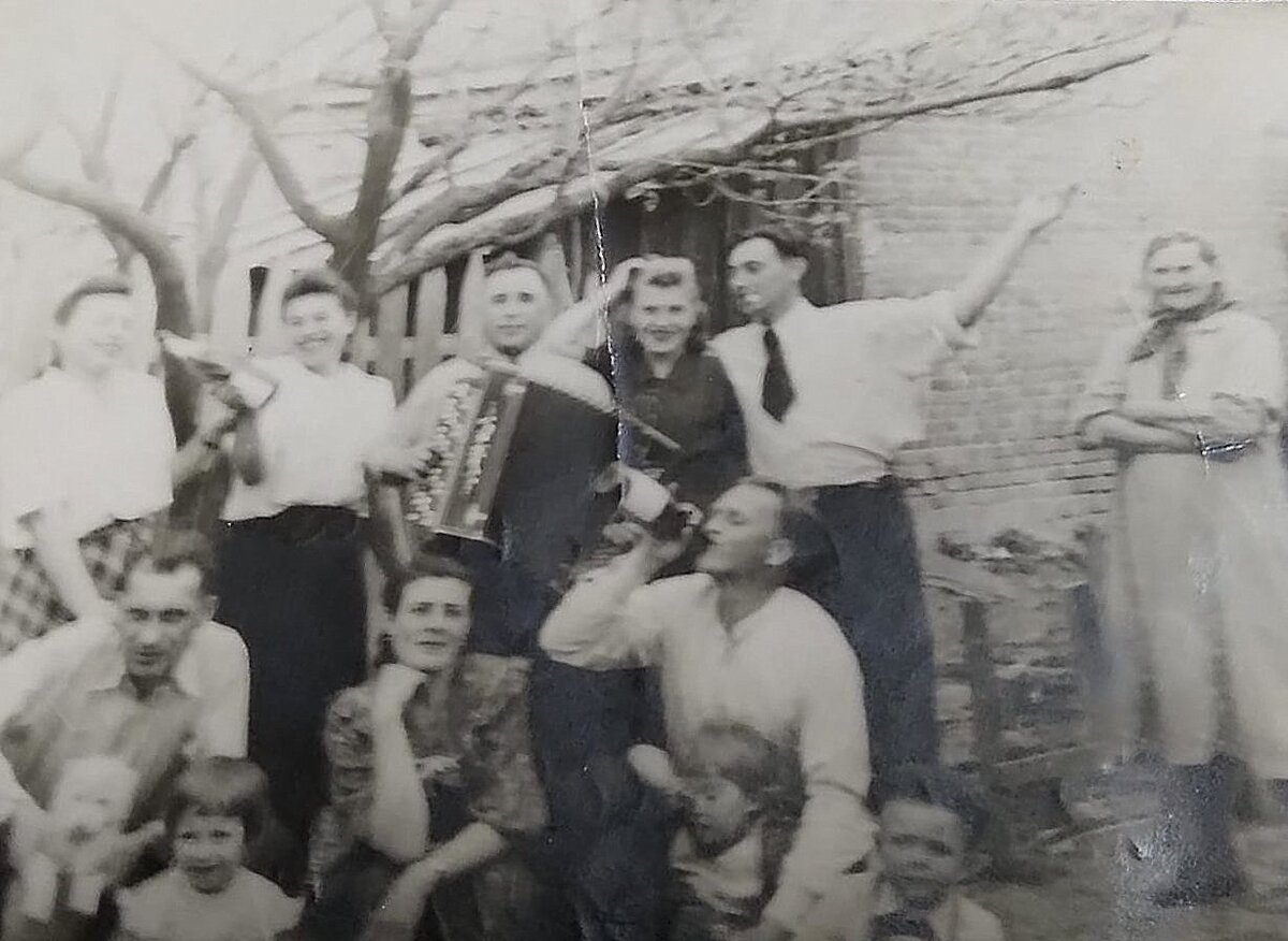Крайняя справа -моя прабабушка, Настя. В центре, рядом с гармонистом, Лида. У нее ног сидит муж, Василий. 