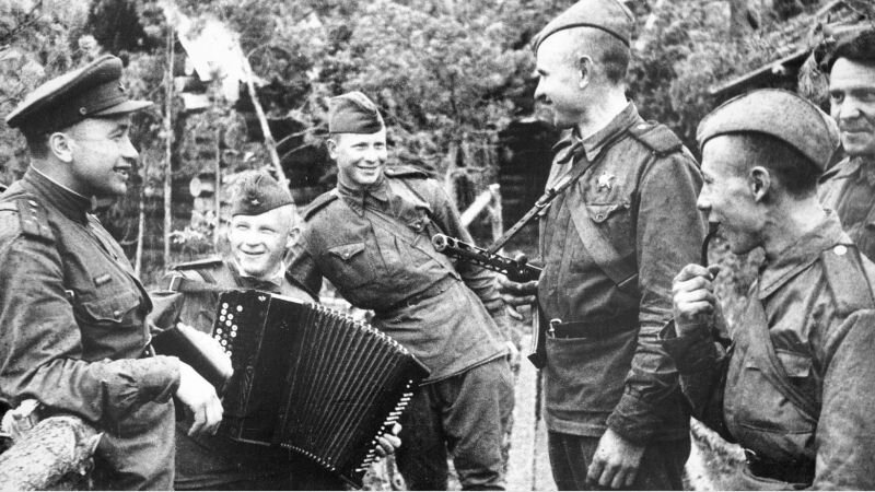 фотограф Даниил Онохин август 1943 Бойцы 311-й стрелковой дивизии в минуты затишья слушают солдата
