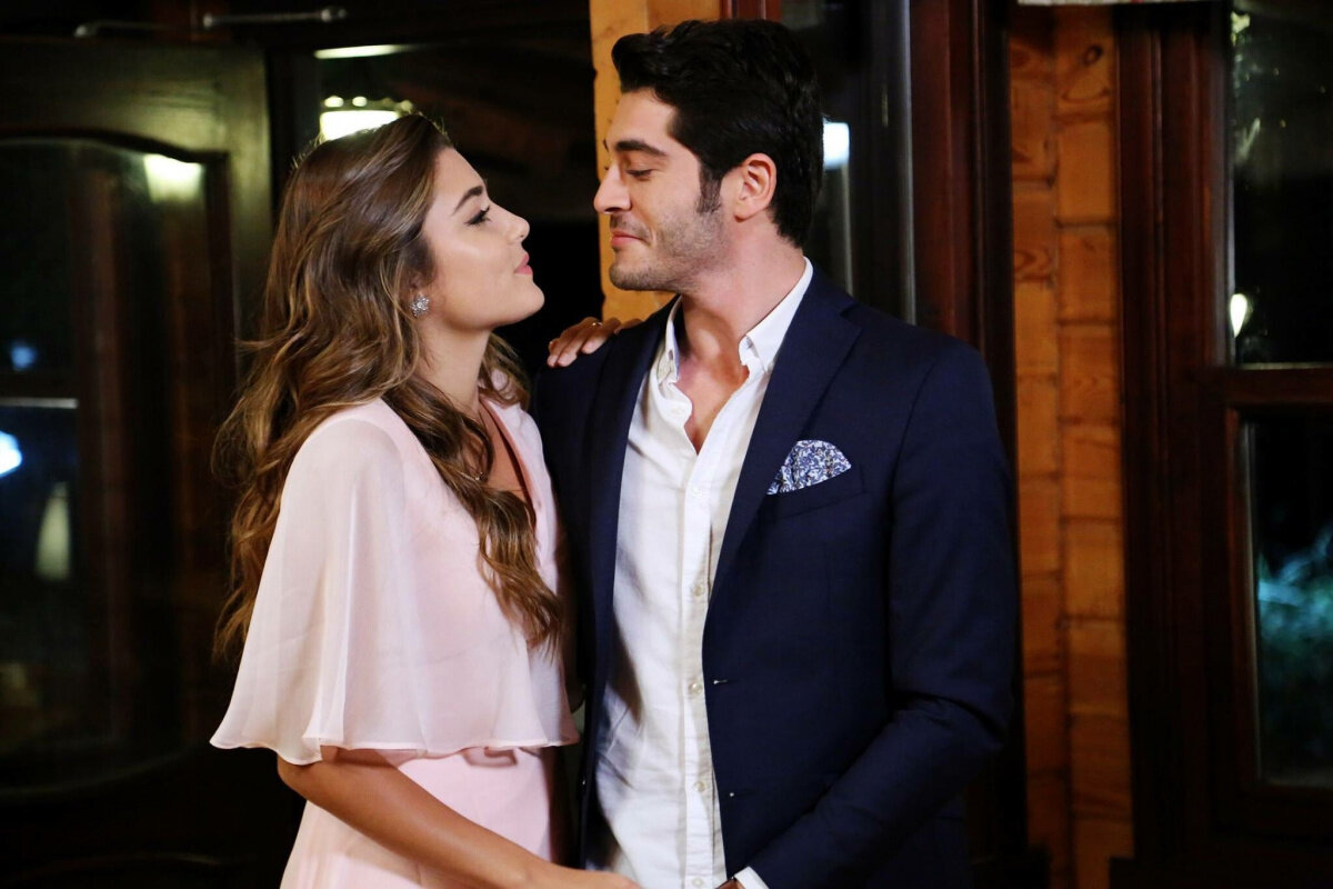 10.Бурак Дениз и Ханде Эрчел в сериале "Любовь не понимает слов" 