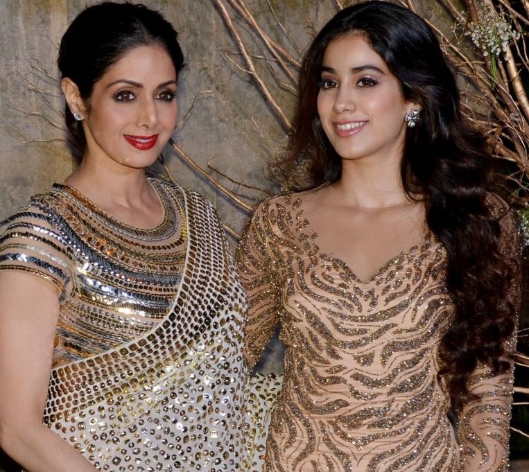 Источник: bollivud.3nx.ru Шридеви и её дочь Джанви