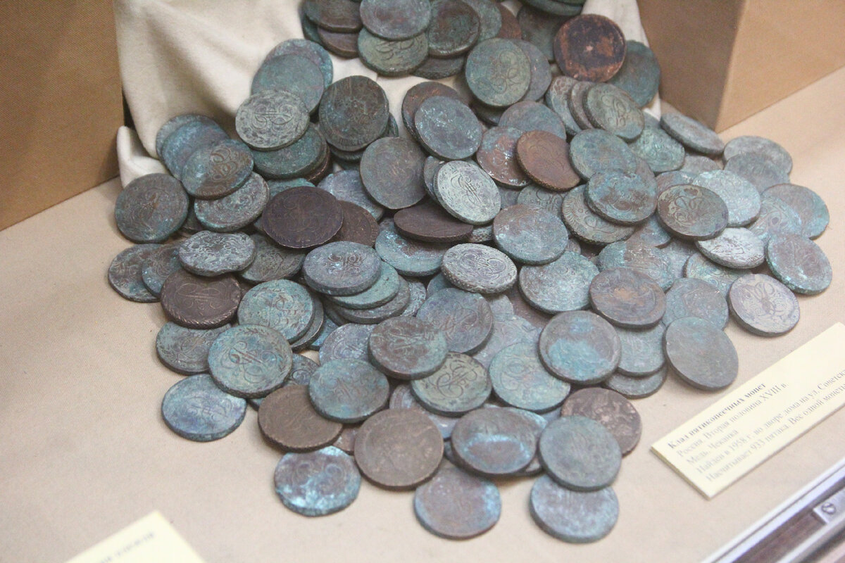 Пятикопеечные монеты с клада. Вес одной монеты, составляет 50 граммов.