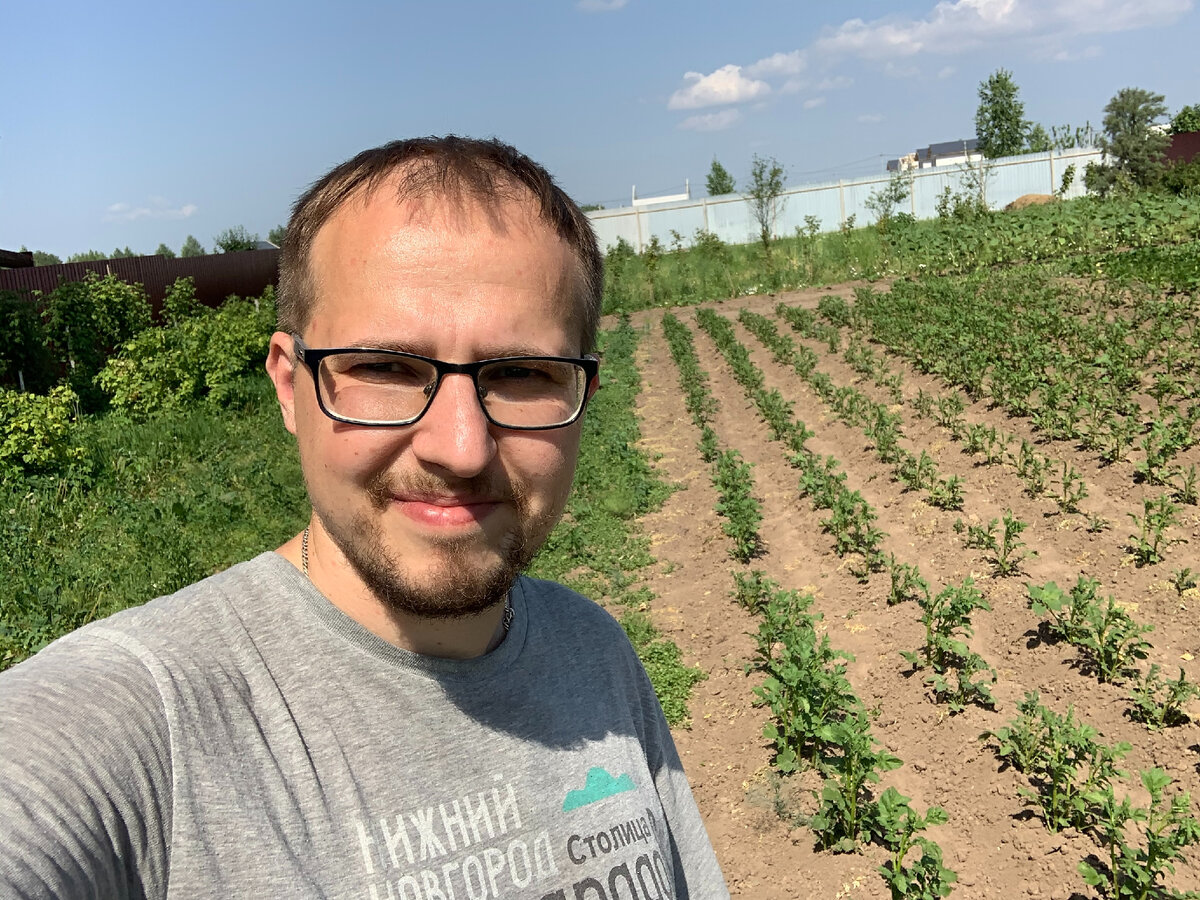 Мое фото возле посадки картошки