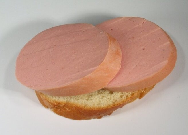 Бутеры с колбасой из магазина. 