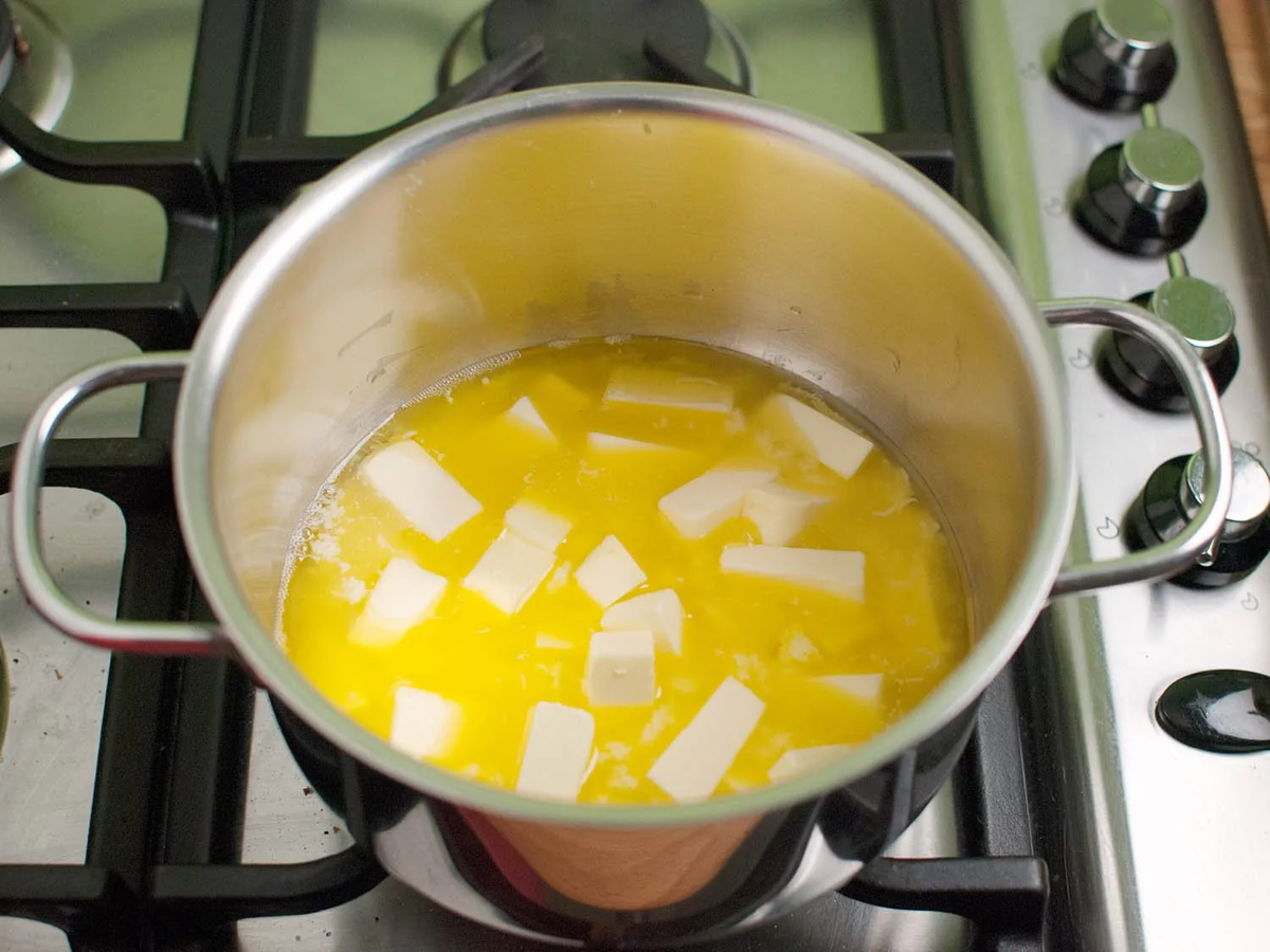 Топленое масло рецепт приготовления. Растопленное сливочное масло. Топленое масло. Топленое масло в кастрюле. Сливочное масло в кастрюле.