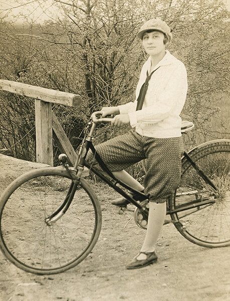 Девушка в модном велосипедном костюме. Фото 1925 года из коллекции Веломузея Андрея Мятиева.