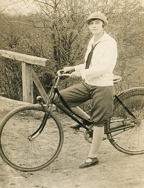 Девушка в модном велосипедном костюме. Фото 1925 года из коллекции Веломузея Андрея Мятиева.