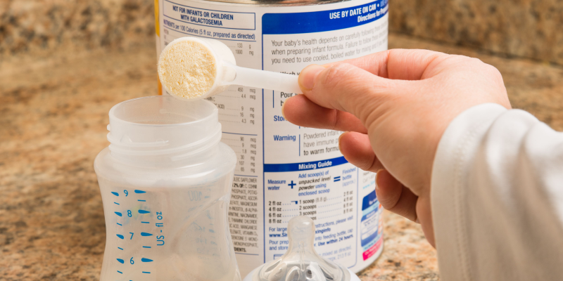 Готовить смесь лучше непосредственно перед кормлением, так как срок годности готовой смеси очень маленький и оставлять смесь на следующее кормление не стоит