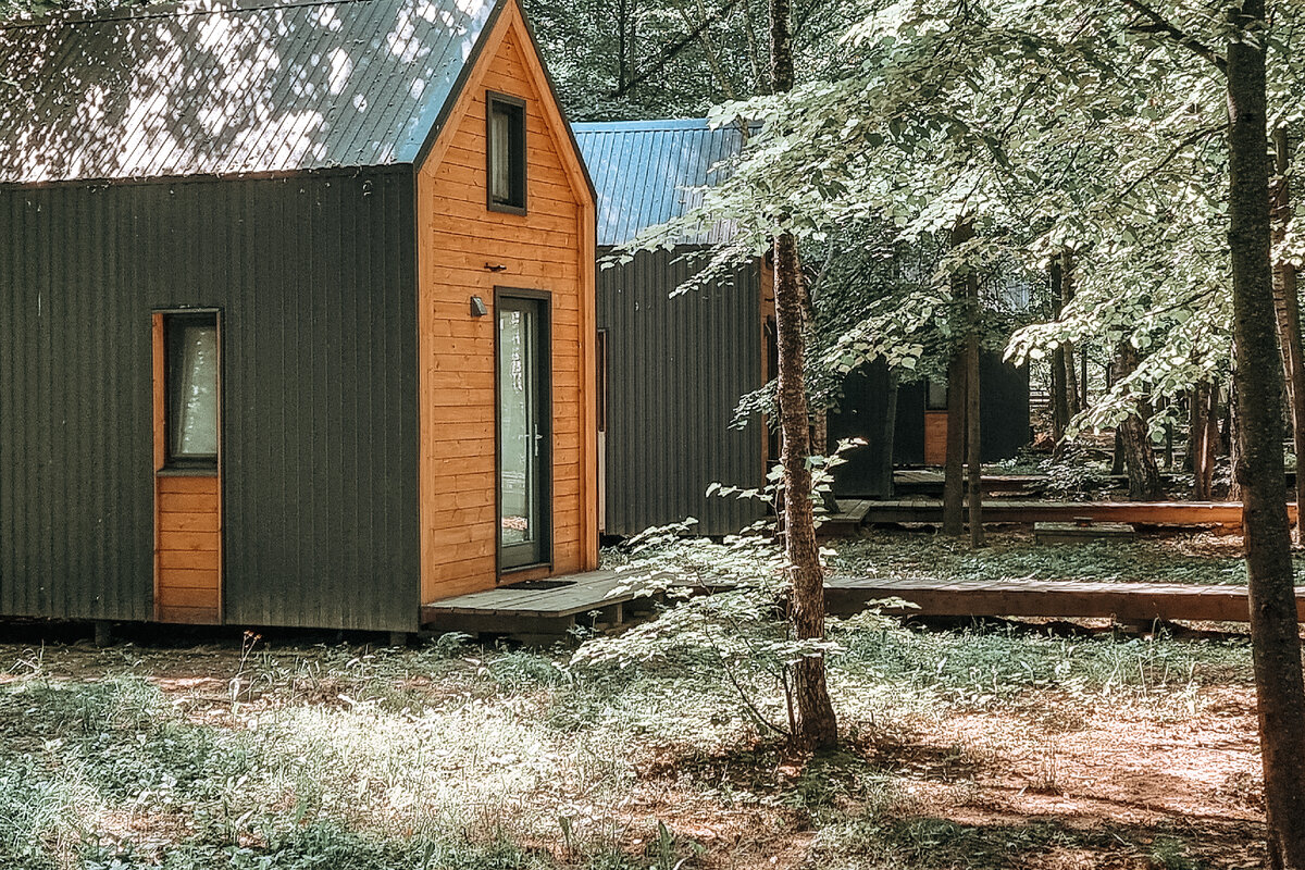 Это дачи. Их построили совсем недавно, они уютные, но очень маленькие
