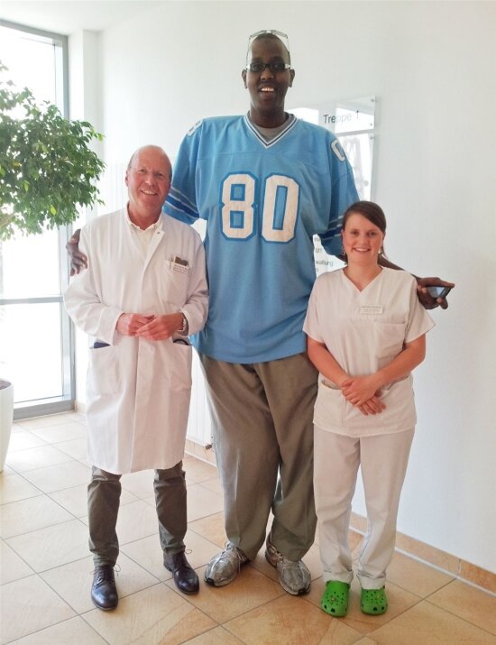 Рост Хуссейна - 2 метра 30 сантиметров