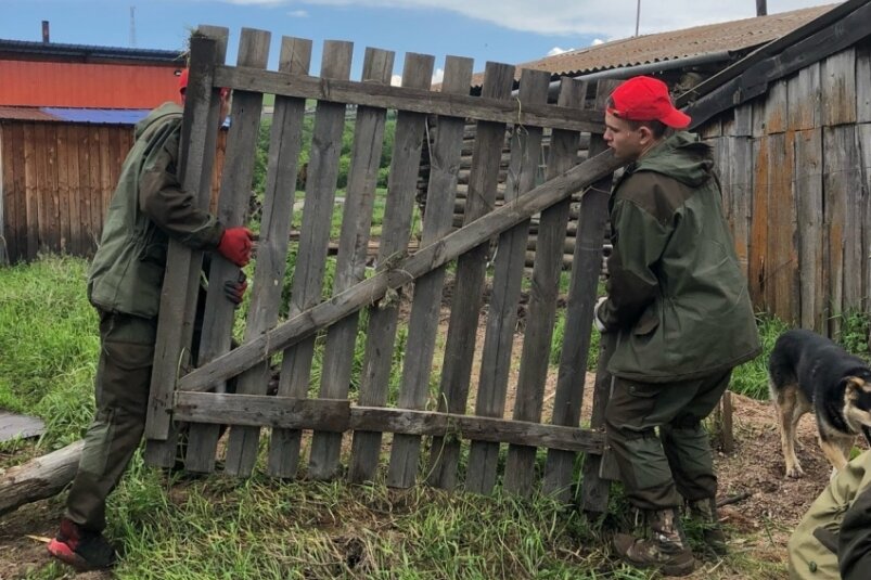 Волонтеры помогают жителям, пострадавшим от паводков. Фото: Команды "Молодёжка ОНФ"