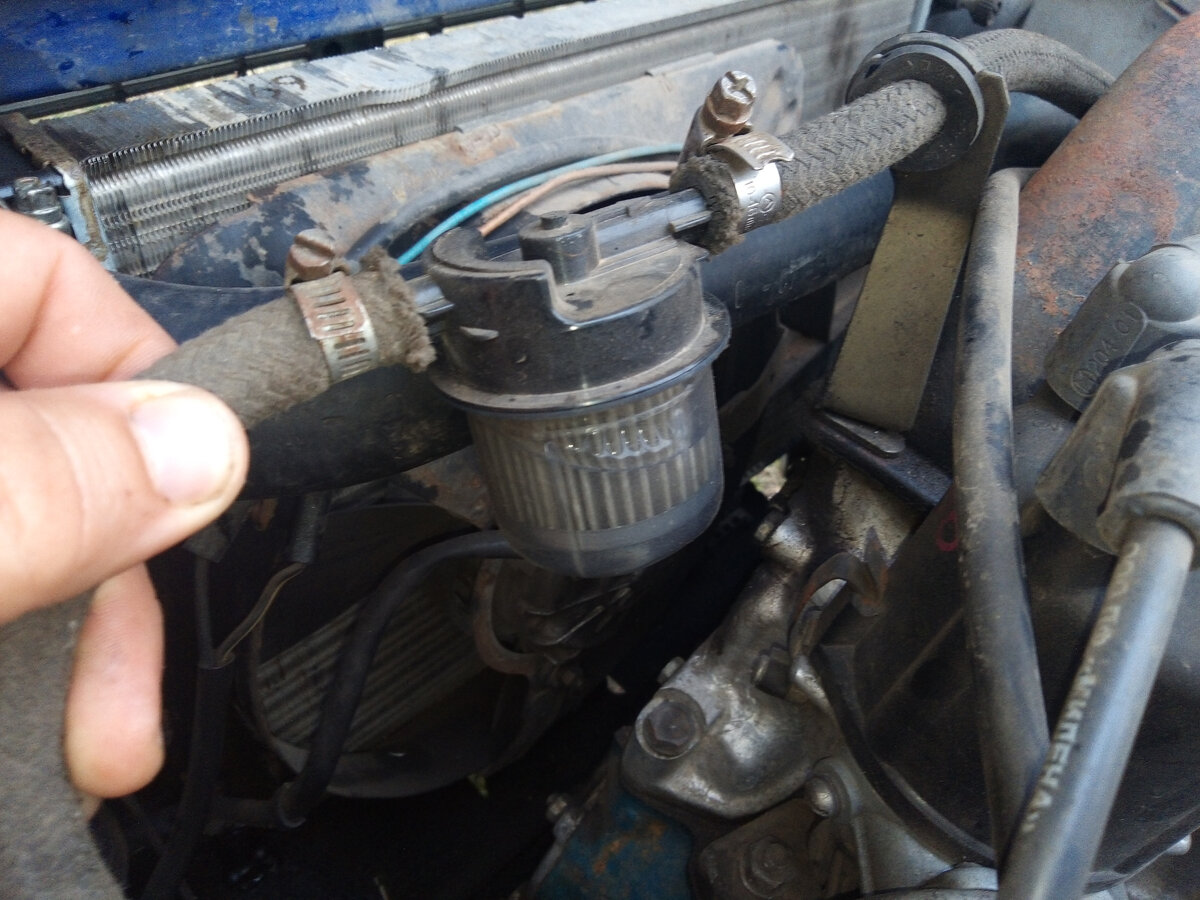 Проверяю топливный фильтр автомобиля